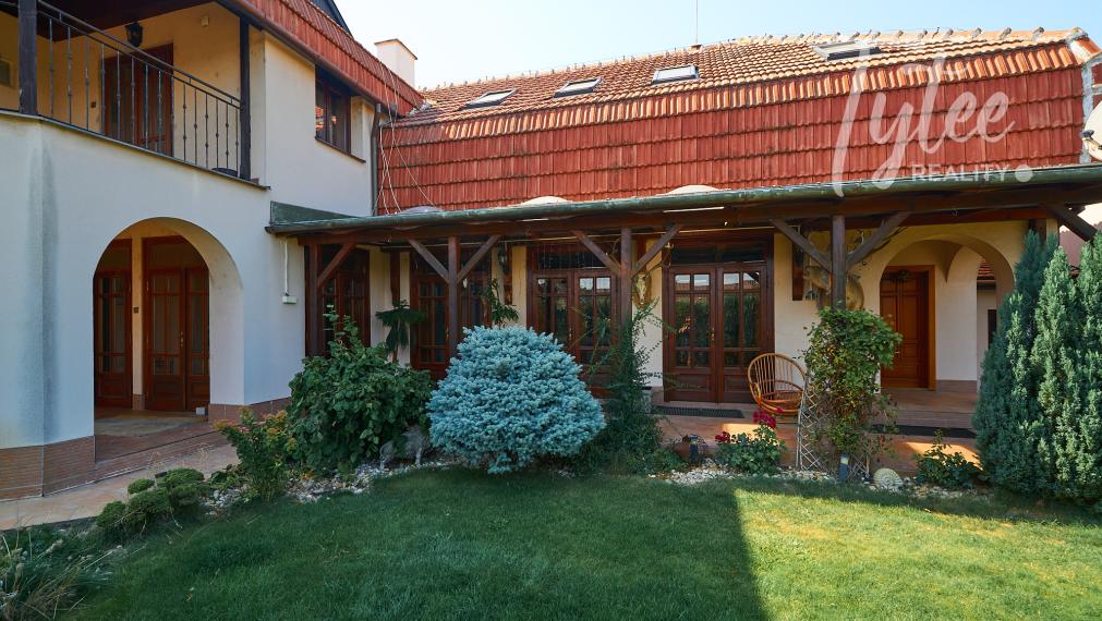 Rodinné sídlo s priestranným ateliérom