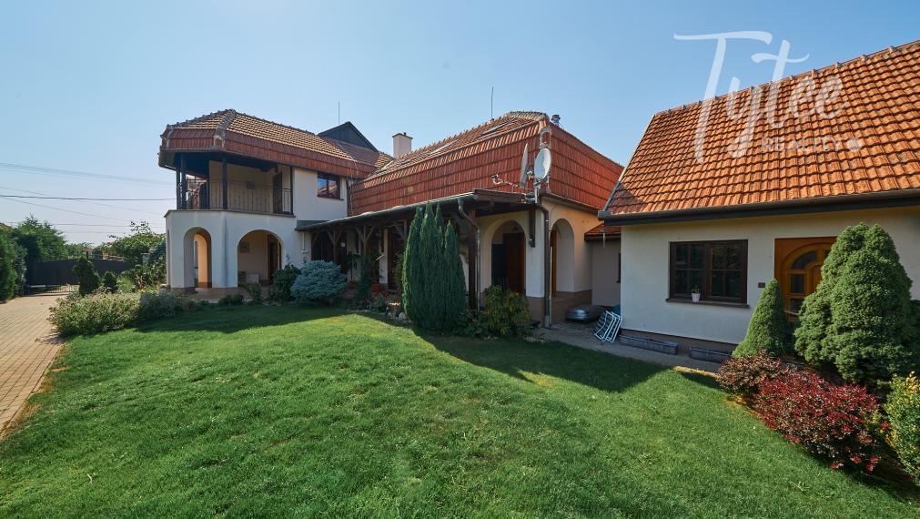 Rodinné sídlo s priestranným ateliérom