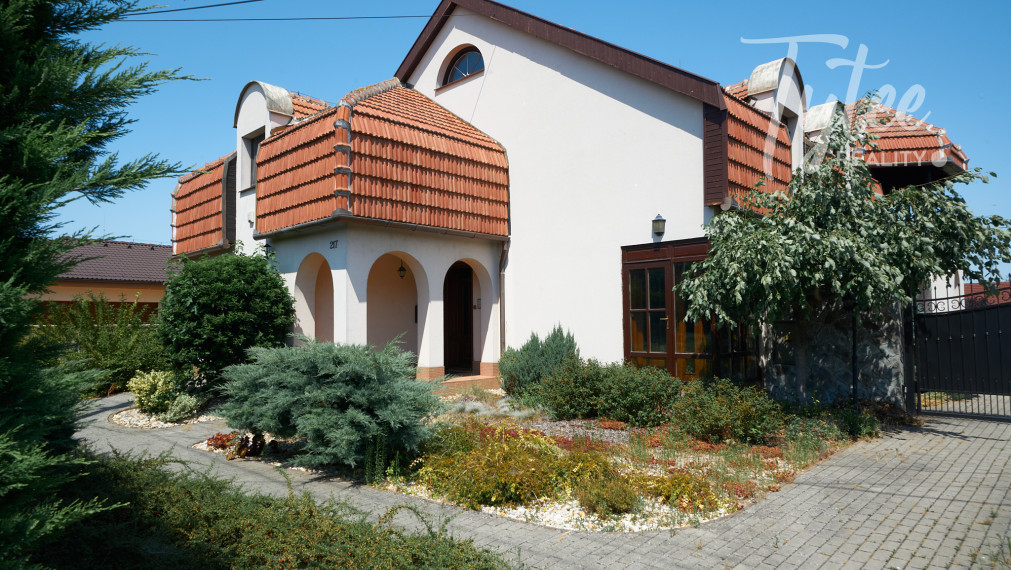 Rodinné sídlo s priestranným ateliérom