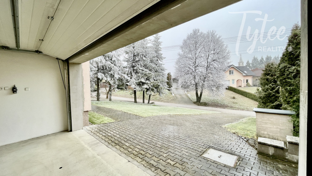 Bungalov s dvojgarážou a veľkým pozemkom, Borová