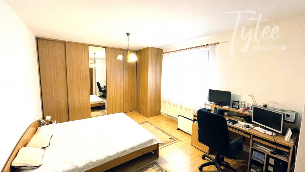 Bungalov s dvojgarážou a veľkým pozemkom, Borová