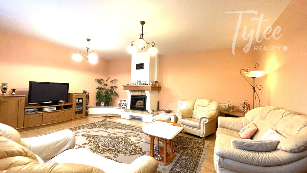 Bungalov s dvojgarážou a veľkým pozemkom, Borová