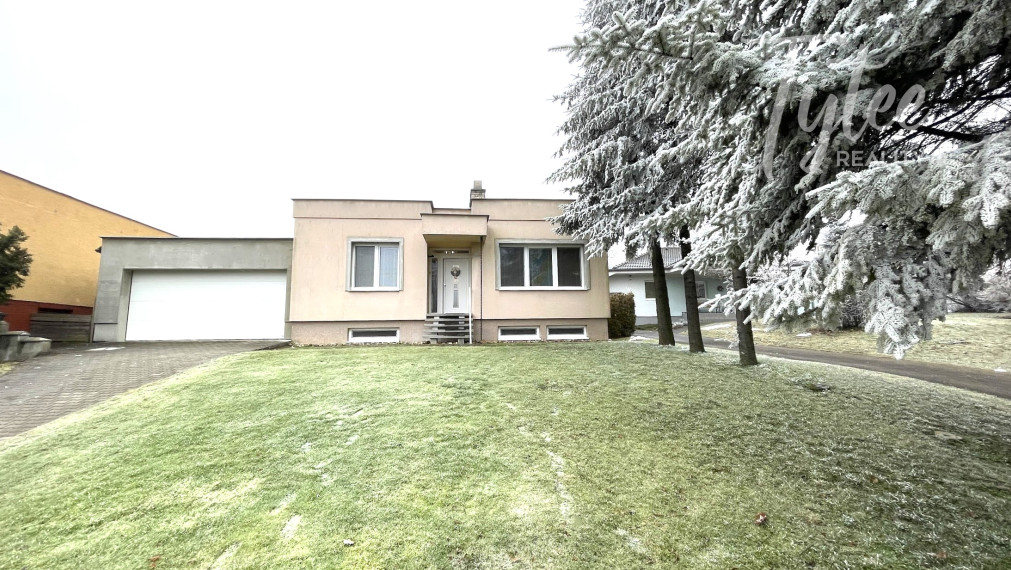 NOVÁ CENA !!! Bungalov s dvojgarážou a veľkým pozemkom, bývanie, ktoré dáva zmysel.