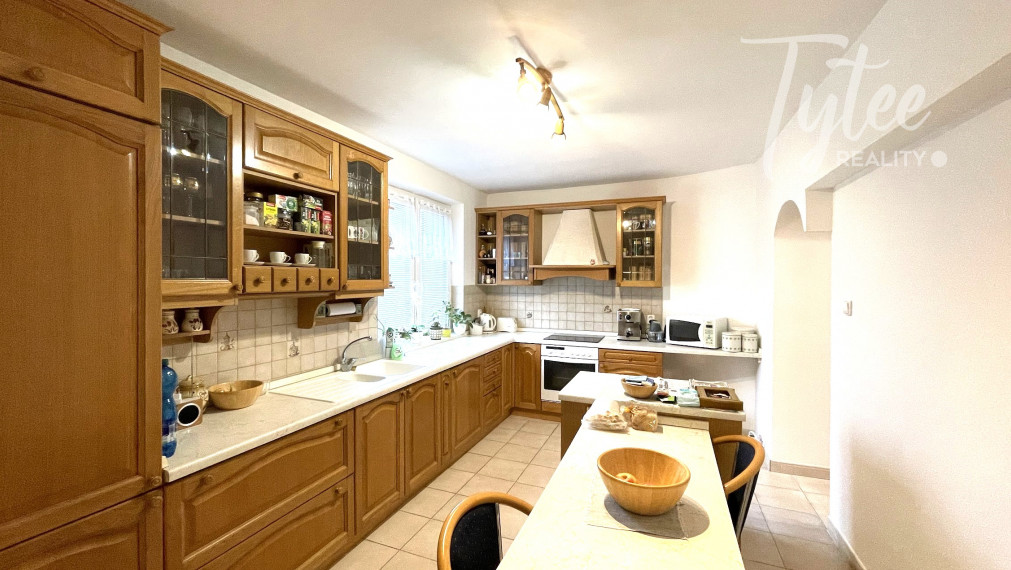 Bungalov s dvojgarážou a veľkým pozemkom, Borová