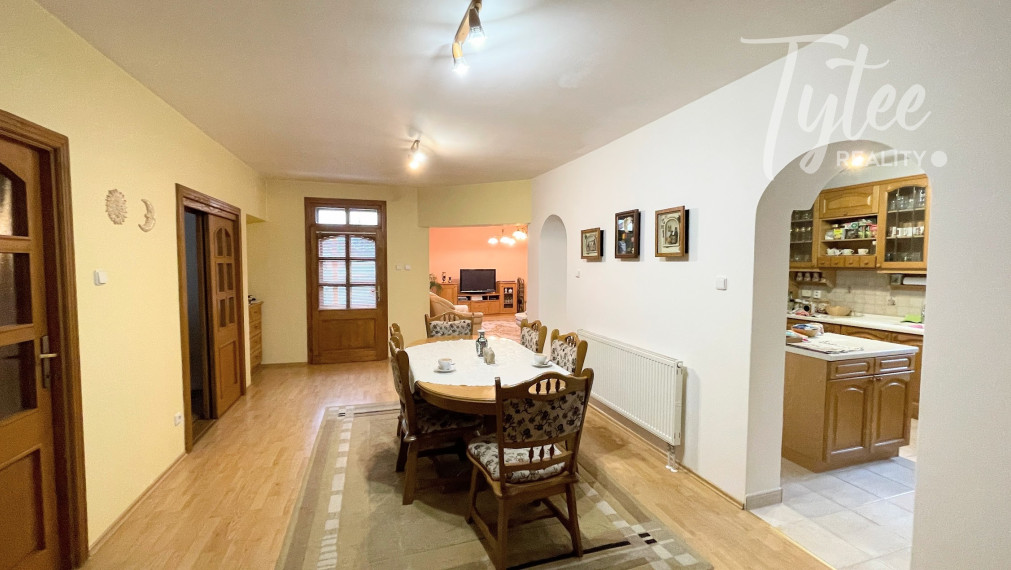 Bungalov s dvojgarážou a veľkým pozemkom, Borová