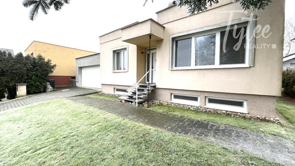 Bungalov s dvojgarážou a veľkým pozemkom, Borová