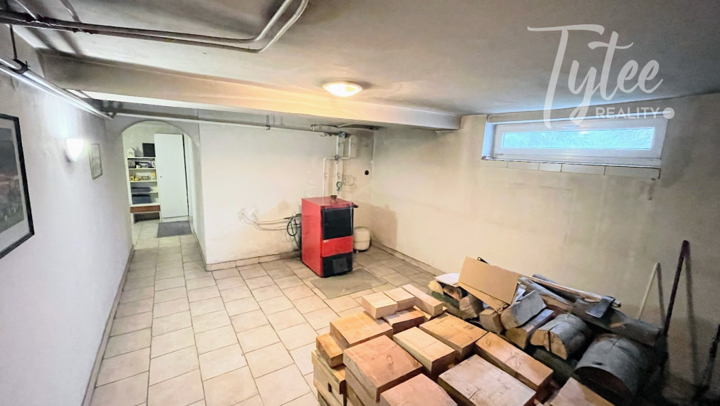 Bungalov s dvojgarážou a veľkým pozemkom, Borová