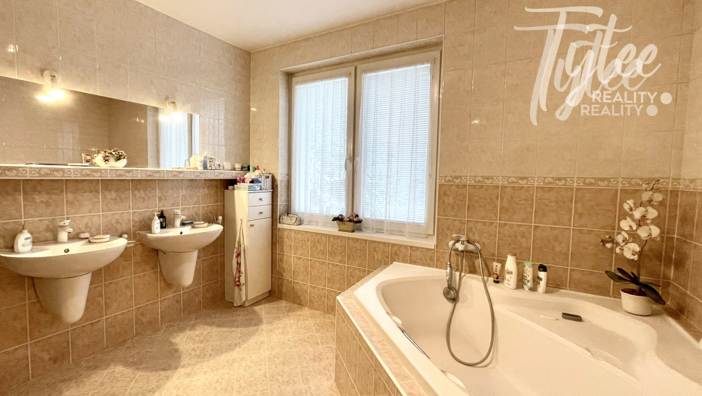 Bungalov s dvojgarážou a veľkým pozemkom, Borová