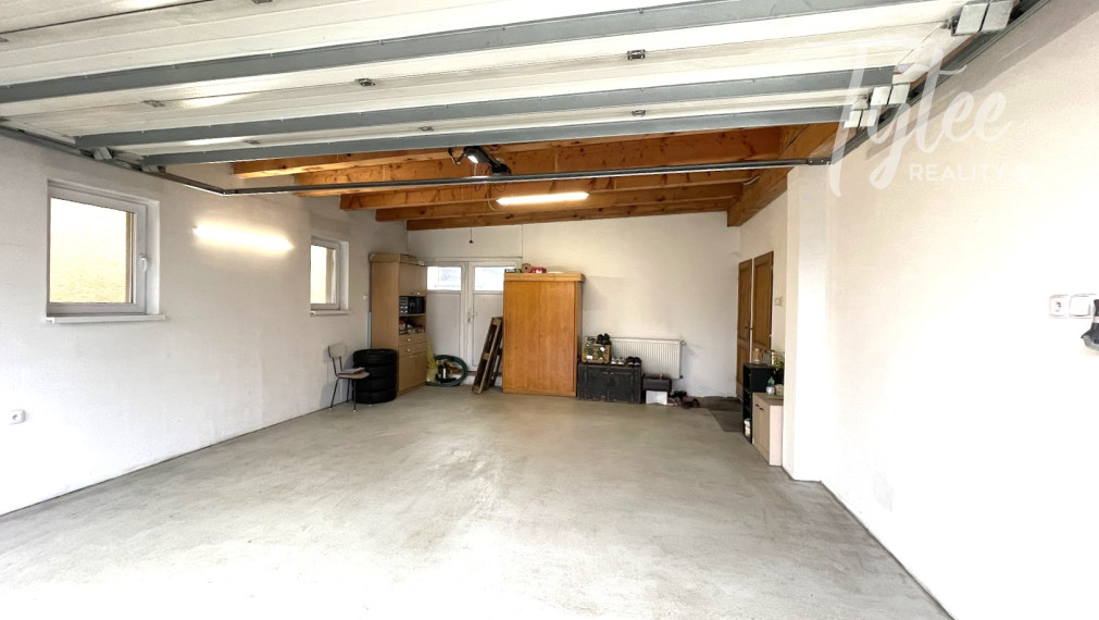 Bungalov s dvojgarážou a veľkým pozemkom, Borová