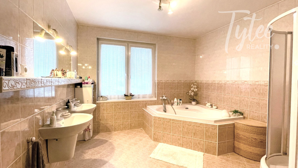 Bungalov s dvojgarážou a veľkým pozemkom, Borová