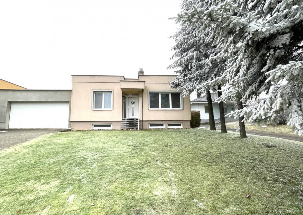 Bungalov s dvojgarážou a veľkým pozemkom, Borová